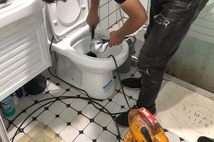 齐干却勒街道疏通下水道