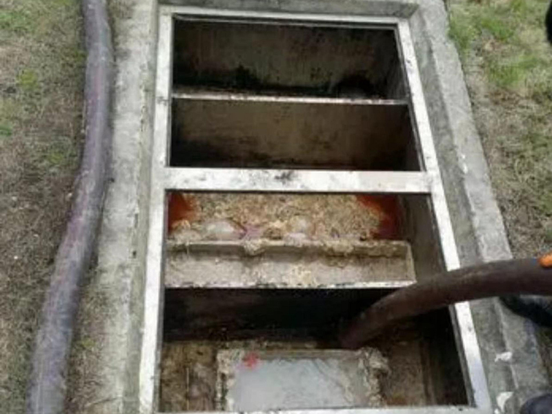 齐干却勒街道隔油池清理