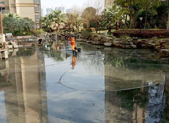 齐干却勒街道景观池淤泥清理