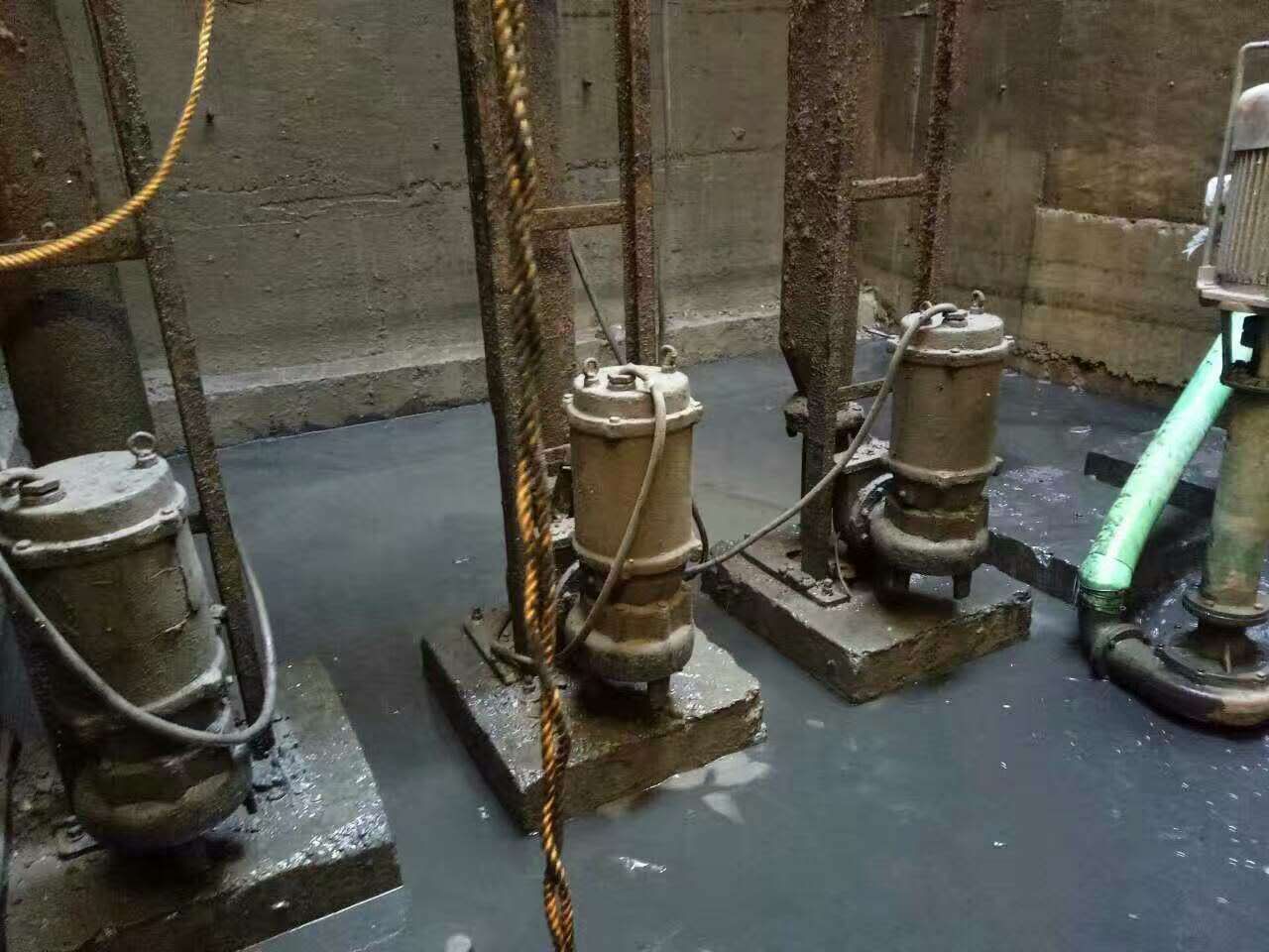 齐干却勒街道污水池清理