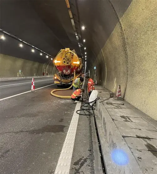 齐干却勒街道隧道排水渠清淤