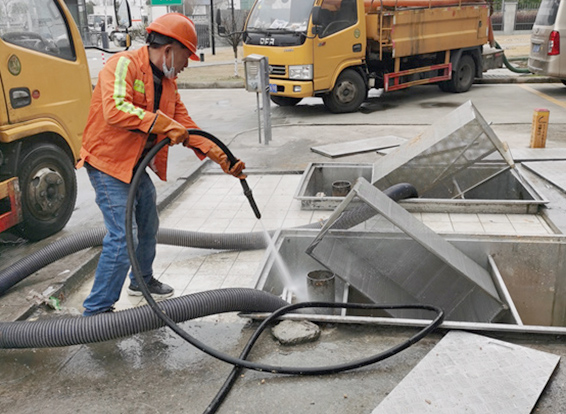 齐干却勒街道隔油池清理